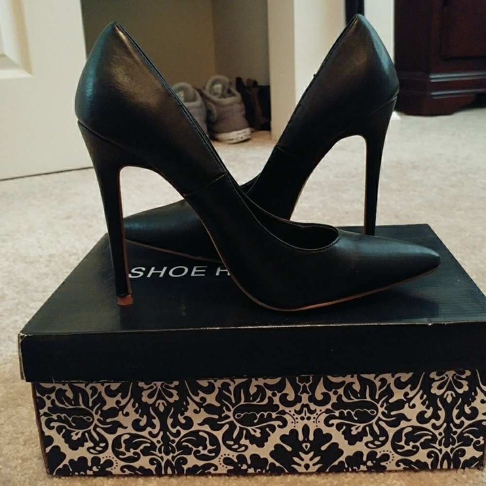 Black Pumps